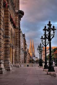 Vor allem der eiserne vorhang, der die grenzübergänge von österreich in die östlichen nachbarstaaten blockierte, bremste die wirtschaftliche entwicklung der regionen beiderseits der grenze. Votivkirche Vienna Austria Wien Osterreich Wien Wien Bilder