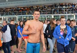 Nicolò martinenghi a soli 17 anni vanta titoli come nessuno alla sua età, con il record mondiale juniores nei 50 e 100 m rana: Nicolo Martinenghi Non E Guarito Europei A Rischio Varesesport