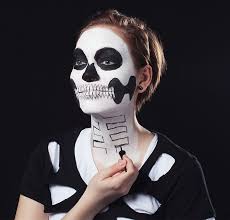 Geister make up in weiß und schwarz. Halloween Schminkanleitung Skelett