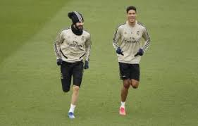 Raphaël varane (rijsel, 25 april 1993) is een frans voetballer die doorgaans als centrale verdediger speelt. Karim Benzema S Farewell Message To Brother Raphael Varane