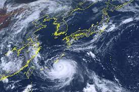 台风“卡努”逼近日本冲绳，或出现巨浪，大部分航班被取消_时间_居民_地势