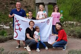 Starker Gemeinsinn: Familie Kitzinger-Holzbock aus Waldkirch spendet 590  Euro für Waisenkinder aus der Ukraine