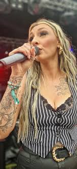 The wonderful Rhiannon Kira Hill of Kira Mac. 📷 Phil  Honley/www.gigsnapz.co.uk