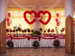 poze Decoratiuni nunti: 2 inimi cu verigheta si masa mirilor cu matase si  voal organza.