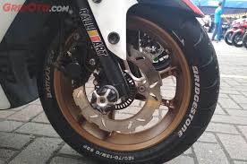 Harga ban bridgestone battlax ninja 250. Apa Untungnya Pakai Ban Soft Compound Untuk Penggunaan Harian Gridoto Com