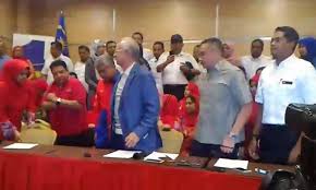 Mahathir, tony pua dan ngo lain sebagai dalang untuk menjatuhkan beliau. Malaysiakini Najib Letak Jawatan Presiden Umno Pengerusi Bn