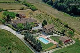 Un ambiente rustico, molto accogliente, un tipico cascinale toscano funzionale e rianimato con cura, in cui godere di una pausa di assoluto divertimento e relax. La Gufaia A Carmignano Italy Lets Book Hotel