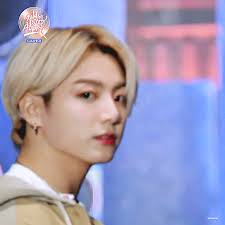 Animated gif uploaded by 𝔊𝔬𝔩𝔡𝔢𝔫 ℑ𝔡𝔬𝔩⁷. Bts Jungkook Who Has Blonde Hair On Stage For The First Time After Debuting Knetizen