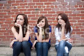 Check spelling or type a new query. Drei Beste Freundinnen Sitzen Im Freien Wegsehen Stockfotos Freeimages Com
