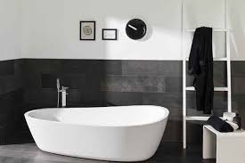 Utilisez le pistolet extrudeur pour le joint situé entre le mur et la baignoire. Salle De Bains Carreler Les Murs A Mi Hauteur Styles De Bain