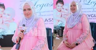 Born and raised in kuala lumpur, she began going to recording studios at the age of 4 with her father and recorded a pop studio album five years later. Shila Amzah Akhirnya Bertunang Inilah Pilihan Hati Yang Juga Bakal Suaminya Nanti Mingguan Wanita