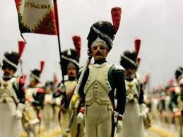 raccontando di quando attraversò un campo di battaglia dal quale non erano stati ancora portati via i morti ad un tratto un cane sbuca di sotto il mantello di un cadavere, si slancia verso di noi. Antichi Soldatini E Stampe D Epoca L Isola D Elba Celebra Napoleone A 250 Anni Dalla Nascita Corriere It