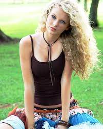 Taylor alison swift is a celebrated singer, songwriter, and actress and is considered one of the top her desire for music began at a very young age, and by the age of 14, after moving to nashville. Feeling Like She Was Back To Square One Taylor Went Back To Performing Constantly Anywhere From Caf Young Taylor Swift Photos Of Taylor Swift Taylor Swift Hot