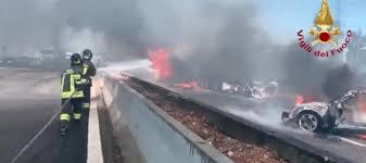Si tratta di un incidente avvenuto lungo l'autostrada a1 nel quale uno dei mezzi coinvolti, un'autocisterna che trasportava gpl, ha preso fuoco. 2sfwwtommcqhdm