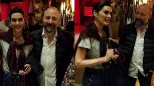 Korel, söylentilere verdiği yanıt ile akıllardaki soru işaretlerine açıklık getirdi. Halit Ergenc And Berguzar Korel With Friends Fans Series Turkish