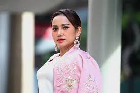 Penyanyi elly mazlein meluahkan rasa syukur dan gembira apabila bekas suaminya yang juga pengarah azmi hatta datang melawat anak perempuan mereka, sefhia di kediamannya di cyberjaya. Singer Elly Busts Breast Surgery Rumours The Star