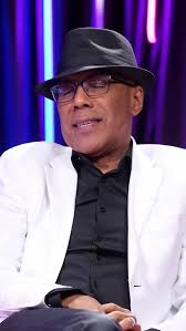 A ritmo de sentimiento, voz y guitarra nos visita esta noche Jean Luis  Fortuna. Hablamos sobre su trayectoria y el truquito que lo ha hecho  conectar… Sintoniza en vivo por RTVD canal