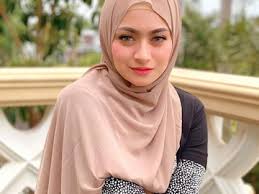 Anak sulung rizky febrian adriansyach mengikuti jejak sule menjadi artis dan telah sukses sebagai. Akan Segera Menikah Ini Potret Anggun Nathalie Holscher Calon Istri Sule Yang Sekarang Berkerudung Diadona Id