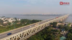 Cầu có nhịp chính vượt sông dài 1.680m gồm 15 nhịp giàn thép, tạo thành 5 liên dầm liên tục mỗi liên có độ dài 336m. Toan Cáº£nh Cáº§u ThÄƒng Long TrÆ°á»›c Thá»i Kháº¯c Ä'ong Cá»­a Ä'á»ƒ Sá»­a Chá»¯a