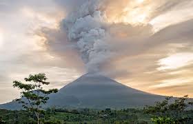 Nach dem ausbruch eines vulkans in der demokratischen republik kongo sind. Vulkanausbruch Auf Bali Ascheregen Und Lahare Am Agung Eskp