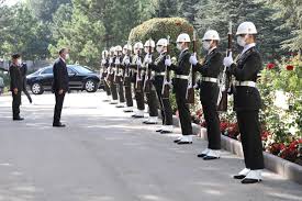 Milli savunma üniversitesi'ndeki eğitim öğretim süresi sivil üniversite tabiriyle öğrencinin fakültesine göre farklılık gösterir. Milli Savunma Universitesi