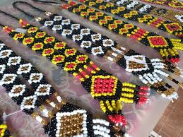 D'anyaman bakul & kraftangan manik. Kampung Budaya Sarawak