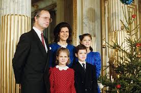 In einer pressekonferenz hat prinz carl philip jetzt das geschlecht des kindes verraten: Konig Carl Xvi Gustaf Und Konigin Silvia Mit Ihren Drei Kindern Kronprinzessin Victoria Prinz Carl Philip Und Prinzessin Madeleine V Re Im Jahr 1990