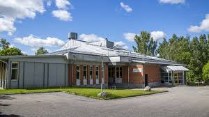Ett misstänkt försök till mordbrand inträffade på brynässkolan i gävle på nyårsnatten, efter att inkastade smällare orsakat en brand i möblemang. Skolor I Gavle Kommun