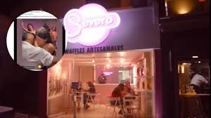 James se va de severo sinvergüenza en vivo y hace picante comentario  sobre waffleria erótica de Cali - Semana