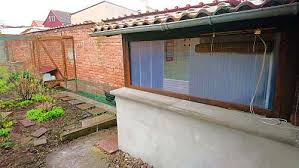 Um eine gute luftzirkulation und ausreichend licht im stall zu gewährleisten, ist der einbau von fenstern notwendig. Huhnerstall Huhner Kaufen Und Richtig Halten