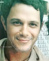 No lo pienses tanto y bésame... 🎼 . #AlejandroSanz #Shakira #YAhoraQué