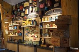 Boites De Chocolat Anciennes Du Musee Du Chocolat De Cambo Les Bains Au Pays Basque Chocolat Pays Basque Boite Chocolat