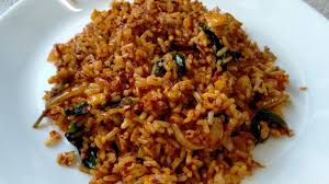 Tidak mengapa, anda juga boleh masak nasi sendiri. Nasi Goreng Cili Kering Chef Home