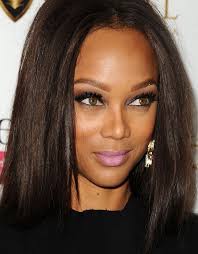 Does This Pic Of Tyra Banks Prove That Warm Skintones Can Wear Cool Makeup Brown Hair For Cool Skin Tones Warm Brown Hair Color Celebrity Makeup Looks