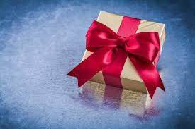 Caja Dorada Con Lazo Rojo Sobre Fondo Me Premium Photo Freepik Photo Fondo Navidad Ribbon Vintage In 2020 Gifts Gift Wrapping Wrap