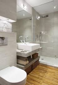 Modernes Bad Walk In Dusche Glaswand Wandfliesen Steinoptik Bodenfliesen Holzoptik Bad Einrichten Stil Badezimmer Badezimmereinrichtung