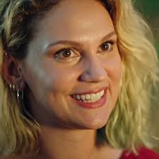 Trt1'in ilgiyle izlenen dizisi masumlar apartmanı'nın i̇nci karakterini farah zeynep abdullah canlandırıyor. Hel Icons Inci Ozdemir Farah Zeynep Abdullah