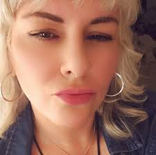 What consignment stores in Elberton area can I set up a candle display in?