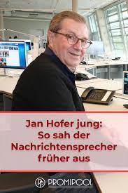 Offenes hemd, keine krawatte, blaues sakko nachzuholen, was früher zu zeiten intensiver berufstätigkeit mit den älteren kindern nicht möglich war. Jan Hofer Jung So Anders Sah Er Fruher Aus In 2021 Nachrichtensprecher Jan Hofer Deutsche Moderatorin