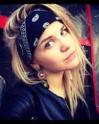 Привет! Меня зовут Алиса и сегодня мне исполняется 30 лет ) это красивая  цифра…. 3.0) я безумна благодарна всем и всему в этой жизни за себя, такую  как есть 🙏🏻 я люблю