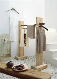 Ein kleiderständer hilft nicht nur dabei, deine kleidung zu organisieren. Garderobenstander Diy Selber Bauen Recyceln Aufhanger Holz Salvage Wood Decor Recycled Wood Projects Wood Decor