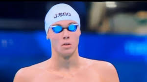 He holds world junior records in the 100 m and the 200 m freestyle events. Er Cjatwg4tyam