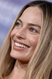 Margot Robbie Just Cut Her Hair Way Shorter, And It Caught Us By Surprise