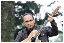 Beliau adalah juga salah satu tokoh penting yang paling berpengaruh di dalam musik jazz dan merupakan tokoh terkenal sebagai inventif terompet ,pemain cornet serta ditambah dengan suara beratnya yang menjadi khas. 15 Musisi Legendaris Indonesia Yang Karyanya Melekat Di Hati