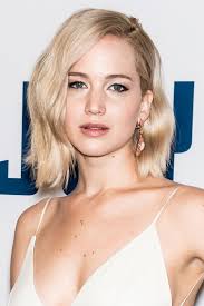 The extra fold of skin pathetically makes the lids become smaller, this brings more difficulties on your way to lay down eye makeup with an accurate definition. Jennifer Lawrence Pairs An Lwd With Platinum Eyeshadow Vogue