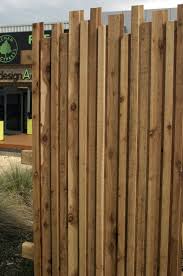 Timber Vertical Screen Google Search Moderner Zaun Rustikaler Zaun Gartendekor