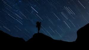 Dans les nuits d'automne, errant par la ville, je regarde au ciel avec mon désir, car si, dans le temps qu'une étoile file, on forme un souhait, il doit. Pluie D Etoiles Filantes Ce Week End Jusqu A 100 Meteores Par Heure
