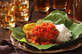 Ayam geprek siap dinikmati dengan nasi hangat. Resep Ayam Geprek Renyah Dengan Paduan Sambal Bawang Hingga Matah