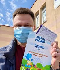 Zapewne ma nadzieję, że wszystko dobre, co się dobrze kończy, ale w maju 2020 roku może się też okazać. 44 Letni Szymon Holownia Juz Sie Zaszczepil Przeciw Covid 19 Dzieki Bledowi Systemowemu