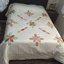 Yorgan dolgular için çok geniş bir yelpazede bulunmaktadır. Aplike Elde Isleme Hem Yatak Ortusu Hemde Yorgan Nevresim Takimi Yatak Ortusu Yatak